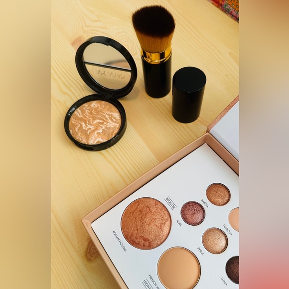 Blush and Eyeshadow Palette with Mirror - Picture 2 of 4